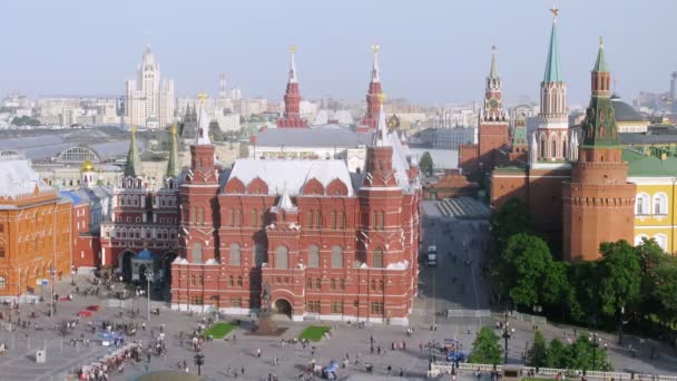 People walk on Manezhnaya Square in front of Historical museum — Stock Video