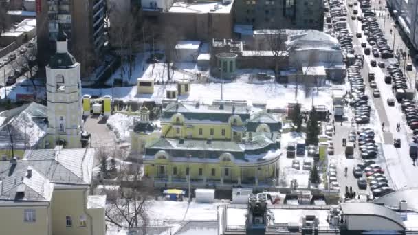 Bilar stå på parkering nära templet av filip, tidsinställd — Stockvideo