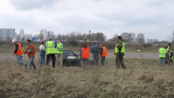 Fotografen momentopname gebroken auto permanent op langs de weg — Stockvideo