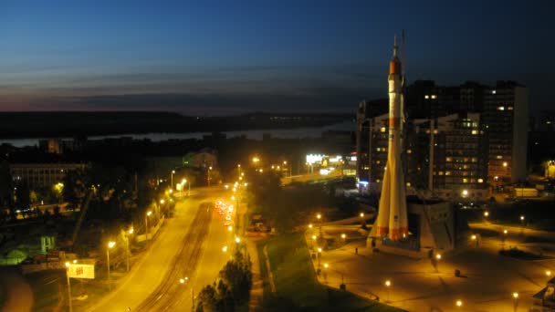 Monument rocket stands at mountain top against city — Stock Video