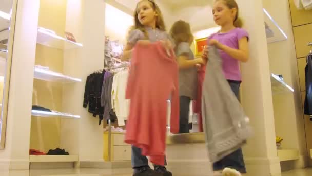 Les filles essaient sur les vêtements devant le miroir dans le centre commercial — Video