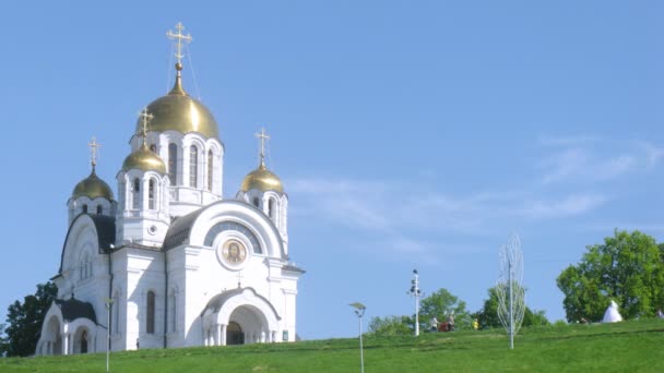 Церковь Георгия Победоносца стоит на фоне голубого неба в Самаре — стоковое видео