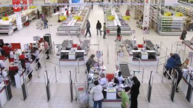 Kadınlar para içinde nakit masaları superstore auchan ile öder.