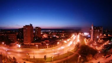 arabalar sokakta gece Samara anıt roket yakınındaki gidin.
