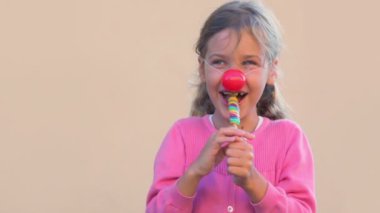 Palyaço burun sock renkli şeker ve bir gülümseme ile küçük kız