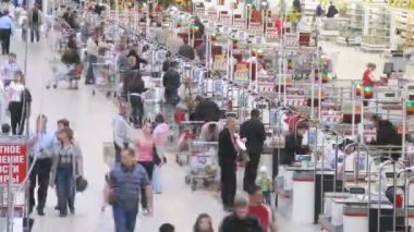 insanlar arabaları nakit masasına ürünlerle superstore taşırlar.