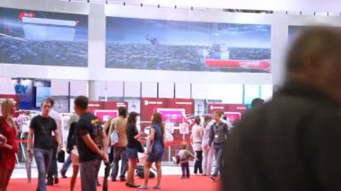 üzerinde helikopter Sanayi Fuarı ziyaret edenler yürümek