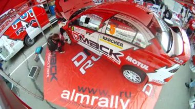 Otomobil tamircisi tanılama bir araba yapmak