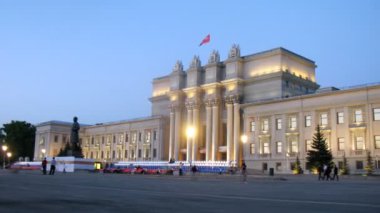 kare kuibyshev theater yakınındaki insanlar yürümek