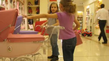 iki kız bebek eşya, zaman atlamalı için oyuncak arabaları ile oynamak