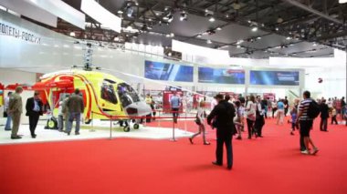 Helikopter sektörünün uluslararası sergi ziyaretçi yürümek