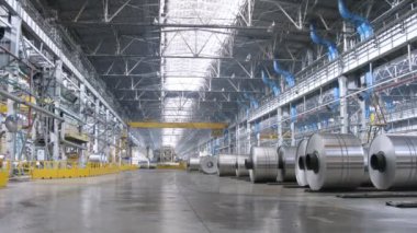 Alüminyum yalan yere fabrikasının üretim atölyesinde rulo