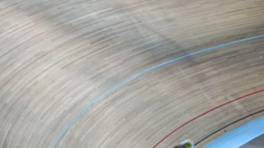 stadyum yarış sırasında parça çevirmek tarafından bicyclists binmek