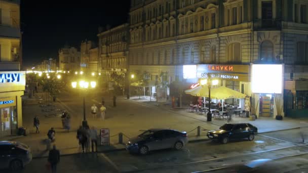 La gente camina en el centro de la ciudad por la noche cerca del restaurante Tanuki — Vídeos de Stock