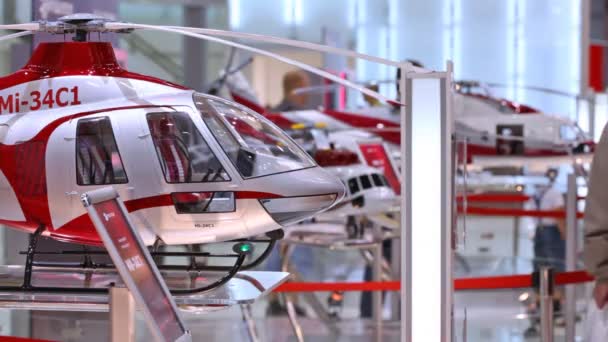 Мініатюрні вертоліт mi34c1 стоїть на виставці. — стокове відео