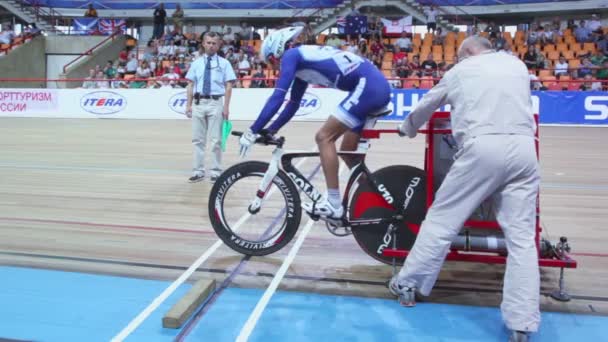 Bicyclist starts ride and assistant remove automatic gate — Stock Video