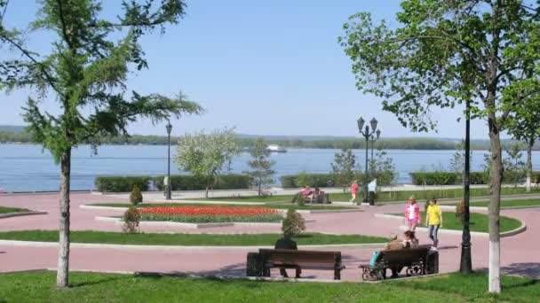 As pessoas caminham no aterro recentemente atualizado no parque em Samara — Vídeo de Stock