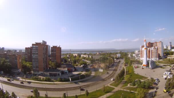 Autos fahren bei sonnigem Wetter auf Autobahn gegen Stadtlandschaft von Samara — Stockvideo