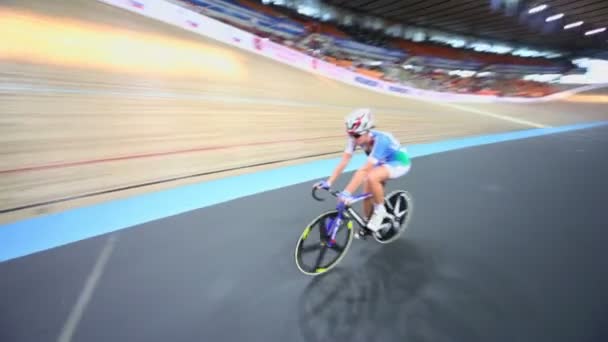 Bicyclist ride track on bike at juniors world championships — Stock Video