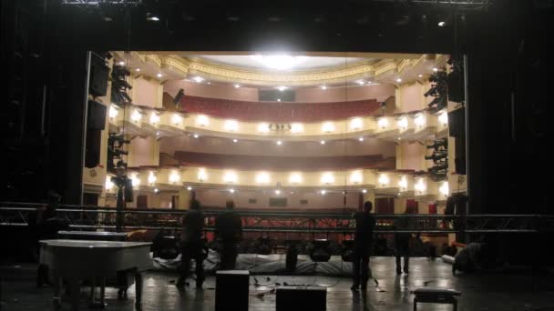 Werken scènes ontmantelen landschap na voorstelling in het theater — Stockvideo