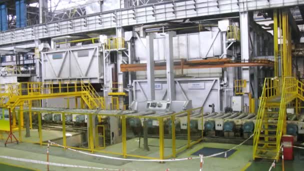 Bloc d'aluminium se trouve sur la machine pour le laminage — Video