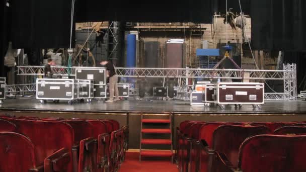 Scene di lavoro smantellare scenario in scatole nel Teatro Vakhtangova — Video Stock