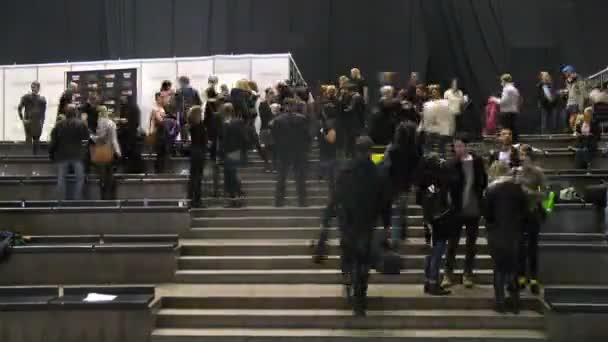 Les gens marchent derrière les coulisses sur VOLVO - Semaine de la mode — Video