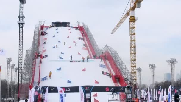 Neve pulita dei lavoratori sulla diciottesima tappa della Coppa del Mondo di snowboard — Video Stock