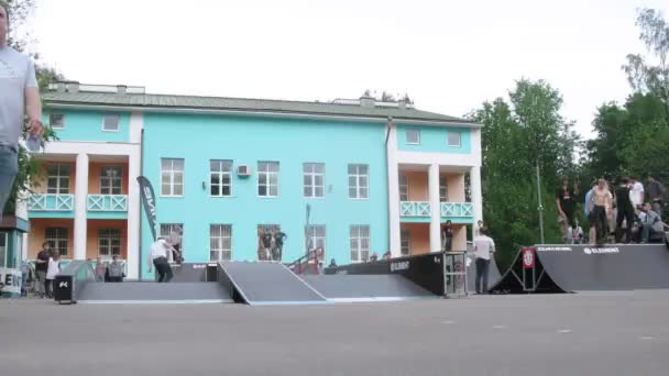 Gençler katılır içinde skate park açılış Park — Stok video