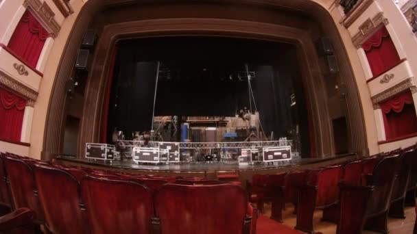 Рабочие сцены демонтируют декорации в черных ящиках в театре — стоковое видео