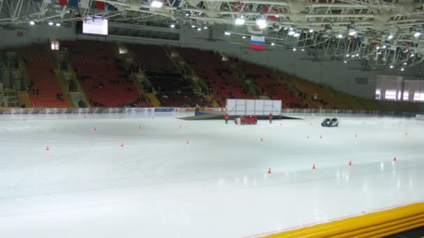 Rennwagen messen sich auf dem Eis im Sportkomplex Krylatsky — Stockvideo