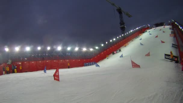 Searchlights shine stage on 18th stage of World Cup on snowboard — Stock Video