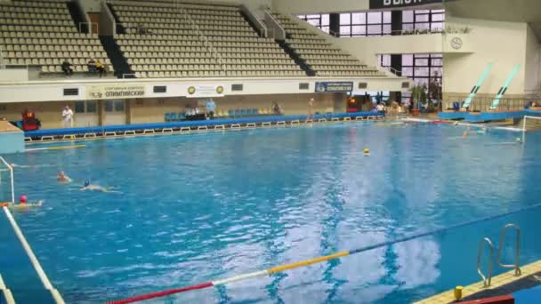 Teams Astana and Dynamo play waterpolo in pool — Stock Video