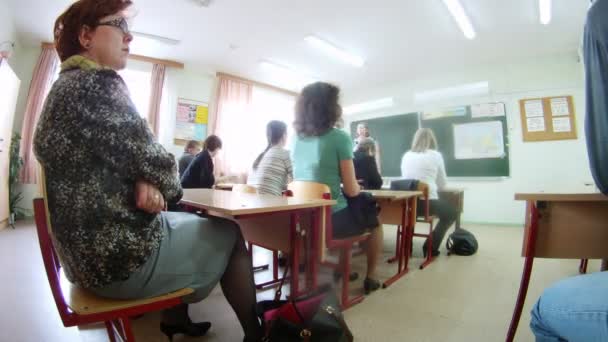 Ouders zijn aanwezig bij bovenliggende vergadering op school — Stockvideo