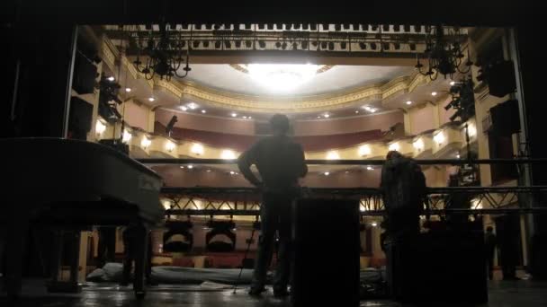 I lavoratori stabiliscono attrezzature luci sulla scena del teatro, time lapse — Video Stock