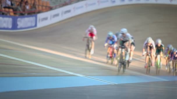 Grupo de ciclistas andar de pista durante a corrida, sem foco — Vídeo de Stock