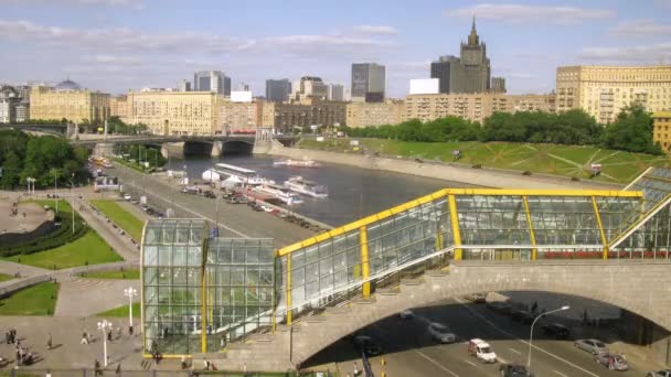 Ships moor to quay near Kiyevsky Bridge in Moscow, time lapse — Stock Video