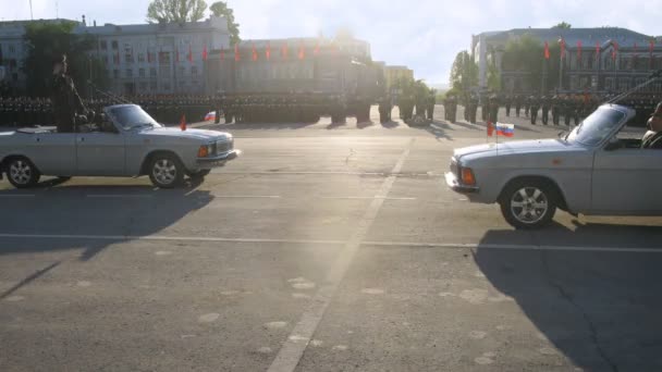 Tisztviselők, az autó megy Kuibyshev területen a katonai parádét — Stock videók