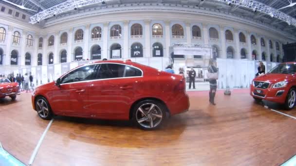 Nouvelles et anciennes voitures de Volvo stand à l'exposition sur la Semaine de la mode — Video