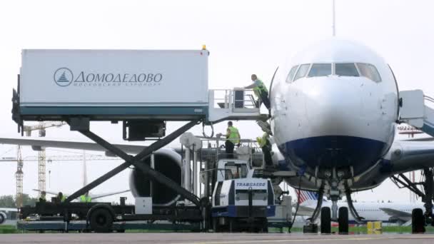 Munkavállalók berakodására gépet, a Domodedovo airport — Stock videók