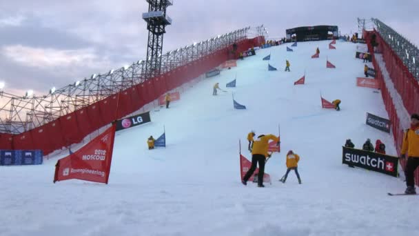 Atletas vão para baixo na décima oitava fase da Copa do Mundo em snowboard — Vídeo de Stock