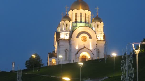 George Pobedonosets église se dresse contre le ciel nocturne à Samara — Video