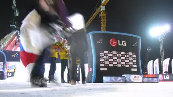 Winners receive awards on 18th stage of World Cup on snowboard — Stock Video