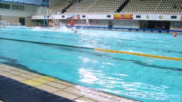 Teams Astana and Dynamo play waterpolo in pool — Stock Video