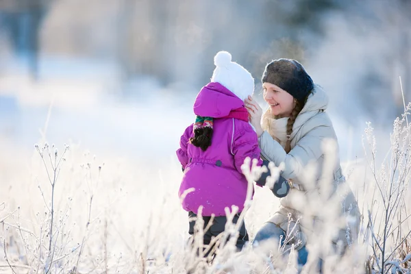 Mor och dotter utomhus på vinterdag — Stockfoto