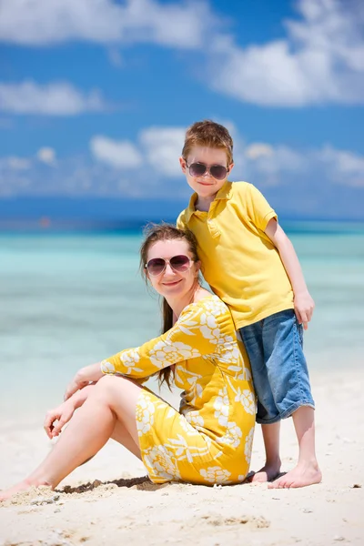 Moeder en zoon op strand — Stockfoto