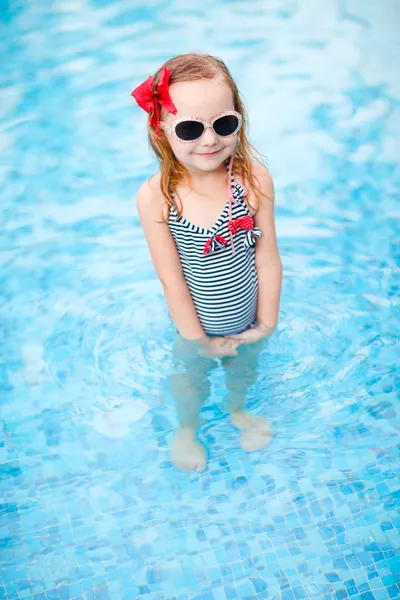 Dziewczynka w basenie — Zdjęcie stockowe