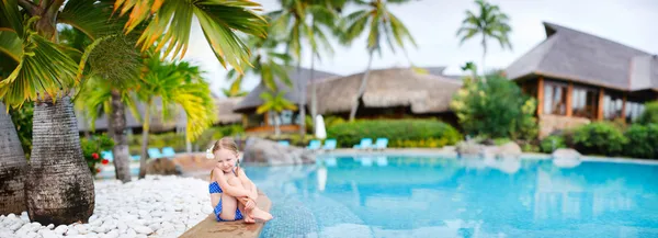 Little girl at swimming pool — Stock Photo, Image