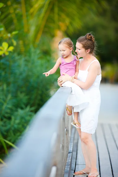 Madre e hija al aire libre — Foto de Stock