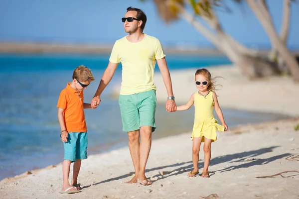 Far och barn på en strand — Stockfoto